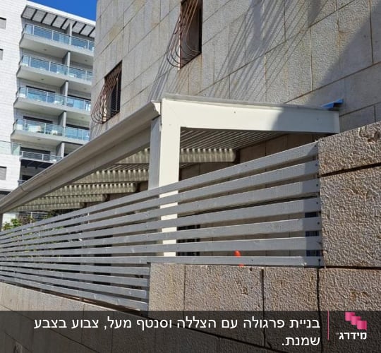 גדר עץ אפורה ליד מבנה אבן
